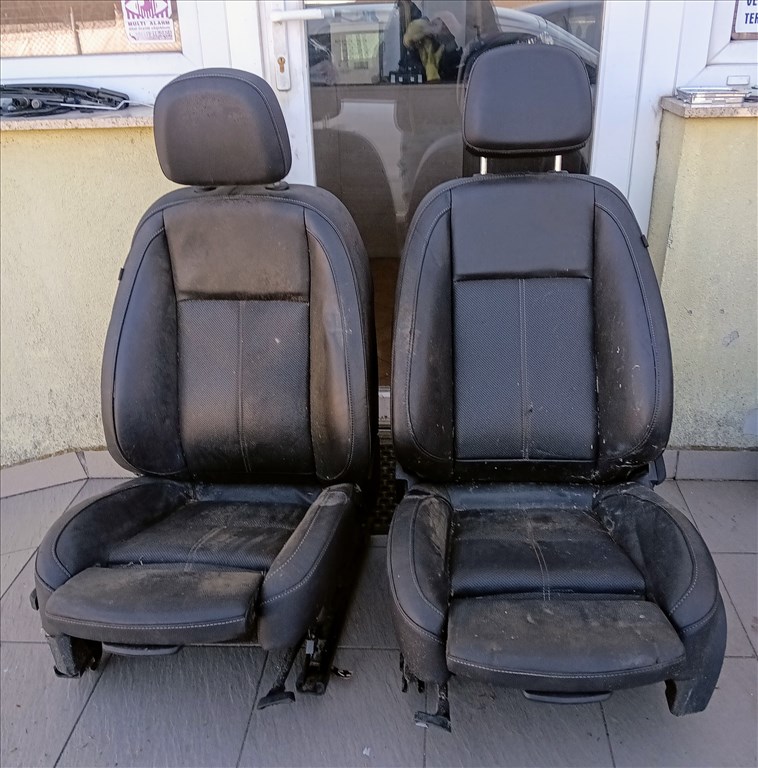 Opel Astra J 5 ajtóshoz fűthető bőr ülés szett kêpeken látható állapotban  1. kép