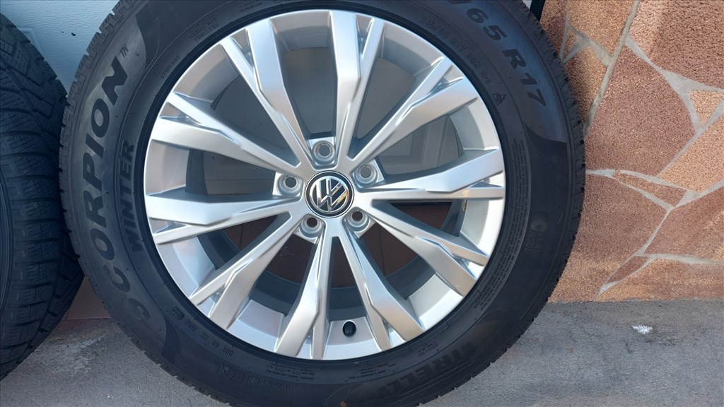 2.Gyári, VW Tiguán II. 5NA  /Montana/17" alufelni 5x112  téli  gumikkal 1. kép