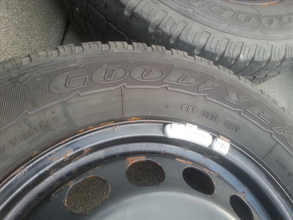  5x112 VW T4 Caravelle/Transporter lemezfelni, rajta 215/65R16C Goodyear nyári gumi  7. kép