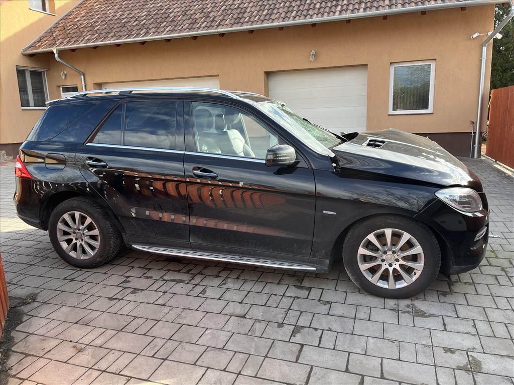 Mercedes ML-osztály (W166) bontott alkatrészei 5. kép