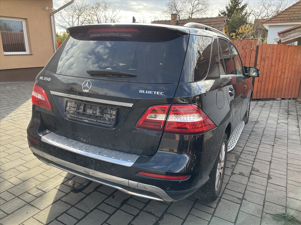 Mercedes ML-osztály (W166) bontott alkatrészei 6. kép