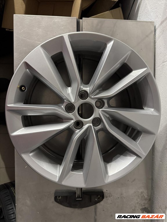 R17 Original Volkswagen 6.5J ET39 - 2GM 601 025D 2GM601025D 1db felni 1. kép