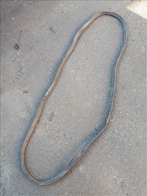 Audi A6 (C4 - 4A) C4 - 4A 1997 csomagtér gumikéder nem hibátlan