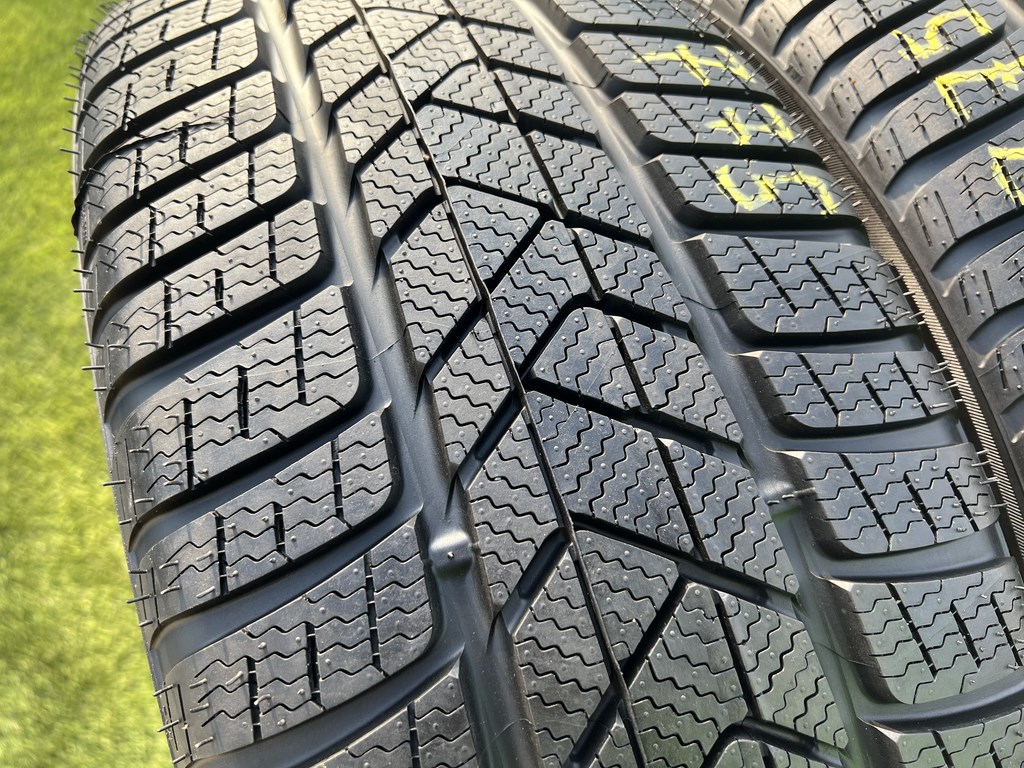 245/40 R21 Pirelli Sottozero 3 téli gumi ÚJ 2. kép