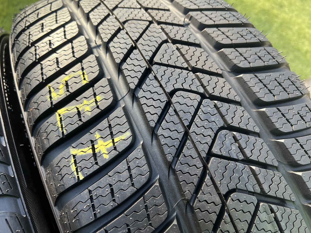 245/40 R21 Pirelli Sottozero 3 téli gumi ÚJ 3. kép