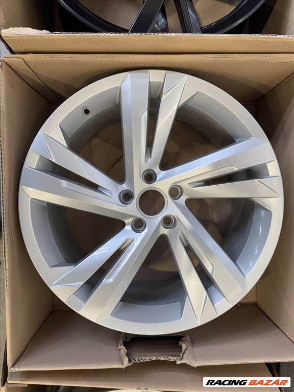 R19 Original volkswagen 8.5J ET38 - 5NN 601 025T 5NN601025T 2db felni 2. kép