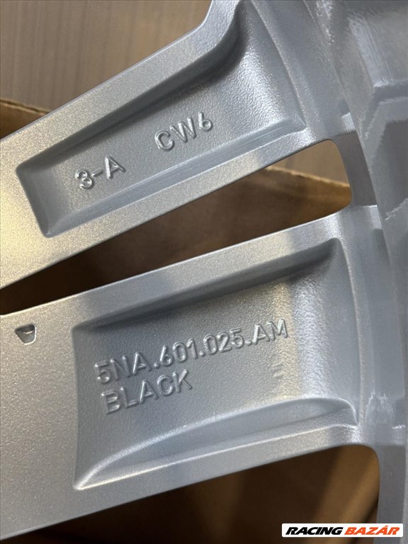 R19 Original volkswagen 8.5J ET38 - 5NN 601 025T 5NN601025T 2db felni 3. kép