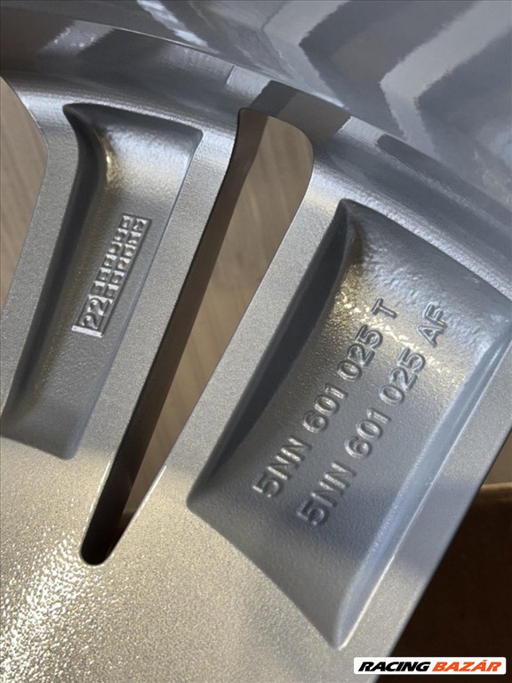 R19 Original volkswagen 8.5J ET38 - 5NN 601 025T 5NN601025T 2db felni 10. kép