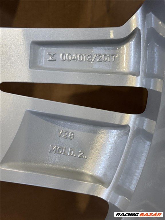 R19 Original volkswagen 8.5J ET38 - 5NN 601 025T 5NN601025T 2db felni 11. kép