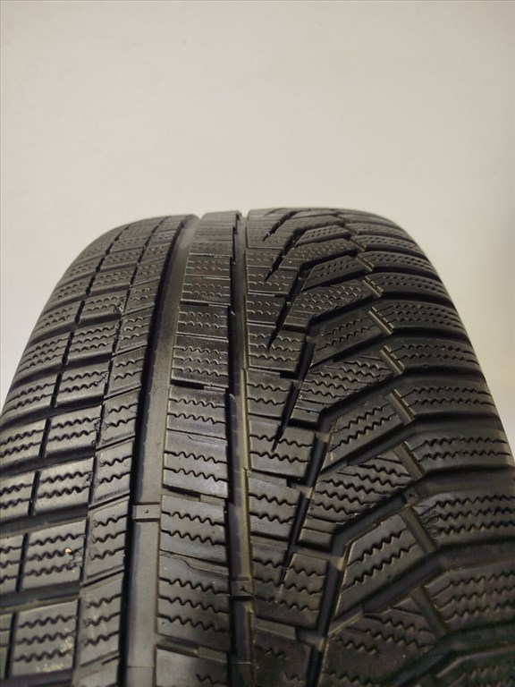 Hankook W320 Winter Icept Evo2 245/45 R18  1. kép