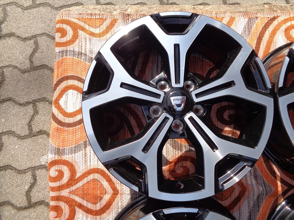Új Dacia Duster alufelni 17-es, 5×114.3-as osztó, fekete-polir eladó. 2. kép