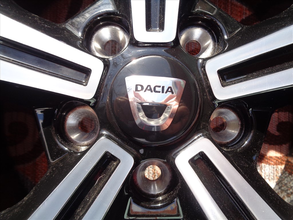 Új Dacia Duster alufelni 17-es, 5×114.3-as osztó, fekete-polir eladó. 3. kép