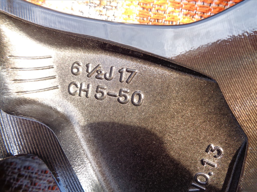 Új Dacia Duster alufelni 17-es, 5×114.3-as osztó, fekete-polir eladó. 5. kép