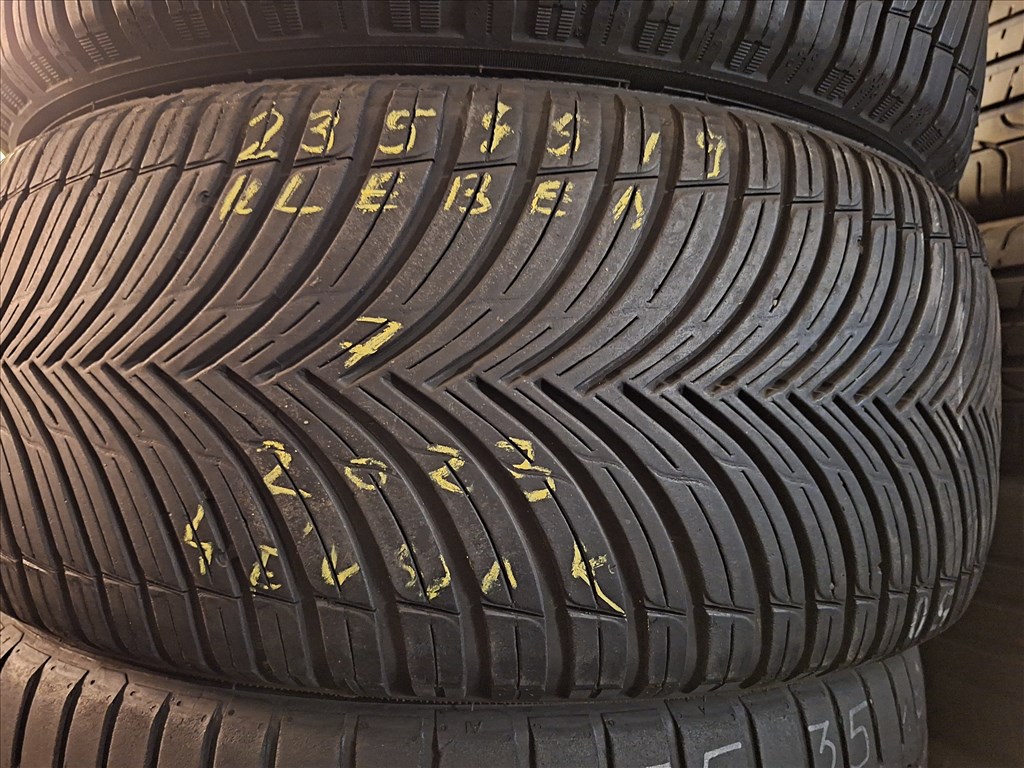  235/45/19"  Kleber négyévszakos gumi  1. kép