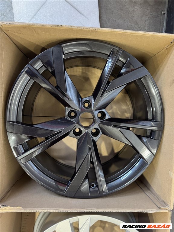 R20 Original Skoda 9J ET42 - 5LA 601 025BK 5LA601025BK 1db felni 1. kép