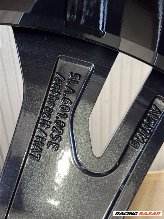 R20 Original Skoda 9J ET42 - 5LA 601 025BK 5LA601025BK 1db felni 2. kép