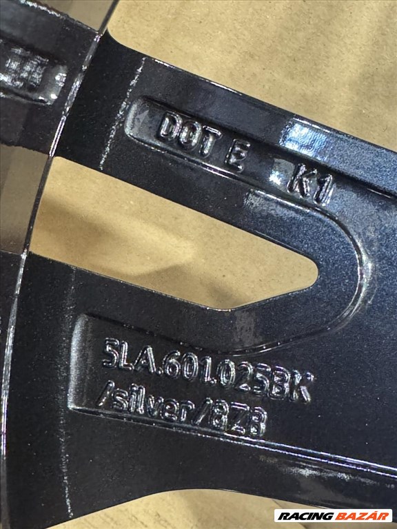 R20 Original Skoda 9J ET42 - 5LA 601 025BK 5LA601025BK 1db felni 4. kép