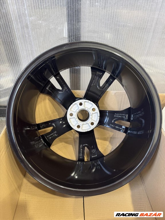 R20 Original Skoda 9J ET42 - 5LA 601 025BK 5LA601025BK 1db felni 7. kép