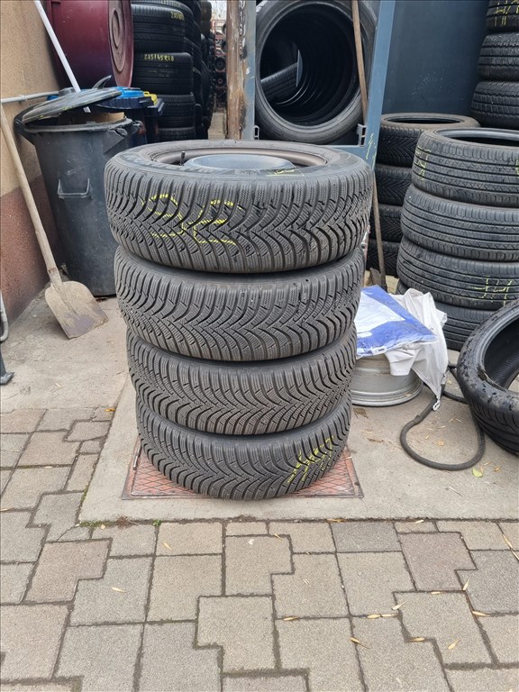  5x105 lyukosztású 16" újszerű gyári lemezfelni, rajta 215/65 újszerű Hankook téli gumi 1. kép