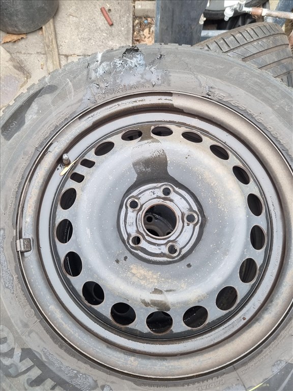  5x105 lyukosztású 16" újszerű gyári lemezfelni, rajta 215/65 újszerű Hankook téli gumi 2. kép