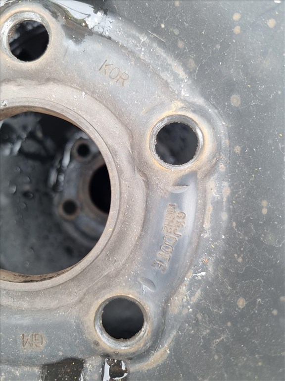  5x105 lyukosztású 16" újszerű gyári lemezfelni, rajta 215/65 újszerű Hankook téli gumi 3. kép