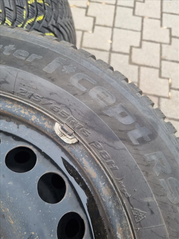  5x105 lyukosztású 16" újszerű gyári lemezfelni, rajta 215/65 újszerű Hankook téli gumi 4. kép