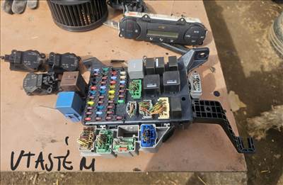 Ford Mondeo Mk3 Biztosíték tábla utastér 