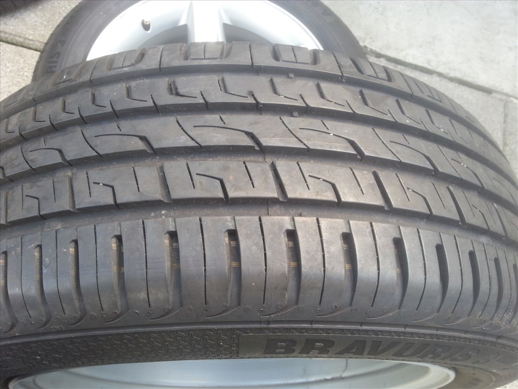  5x120 gyári BMW újszerű alufelni, rajta 205/55R16 Barum újszerű nyári gumi  8. kép