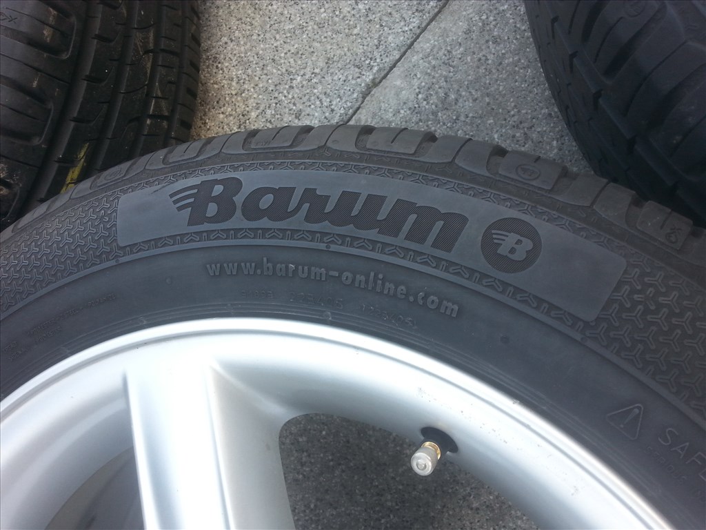  5x120 gyári BMW újszerű alufelni, rajta 205/55R16 Barum újszerű nyári gumi  10. kép