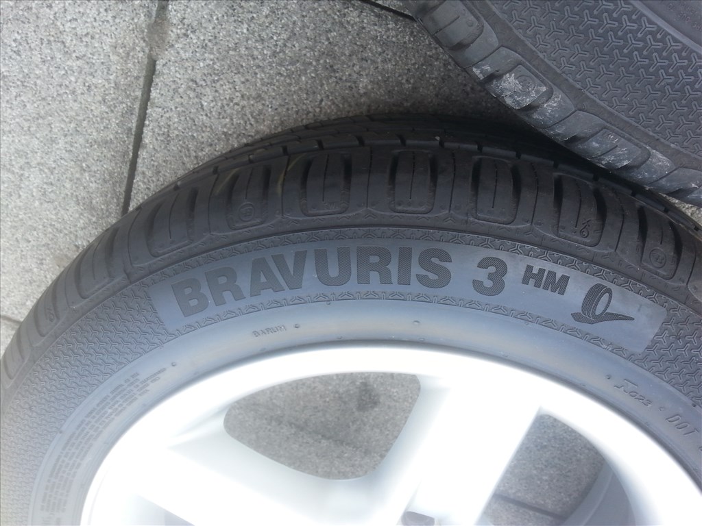  5x120 gyári BMW újszerű alufelni, rajta 205/55R16 Barum újszerű nyári gumi  11. kép