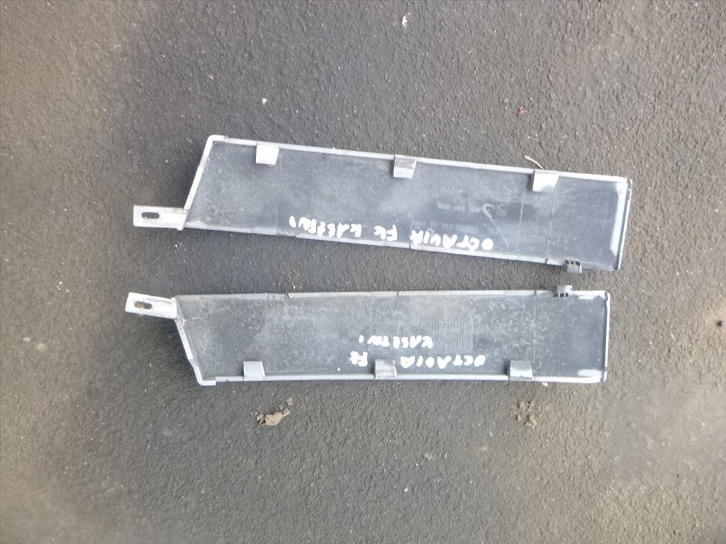 Skoda Octavia I MK1 5  AJTÓS  EZÜST   HÁTSÓ LÁMPA bajuszléc 1U6813307  (SZÍNKÓD  NINCS ) 1u6813308 2. kép