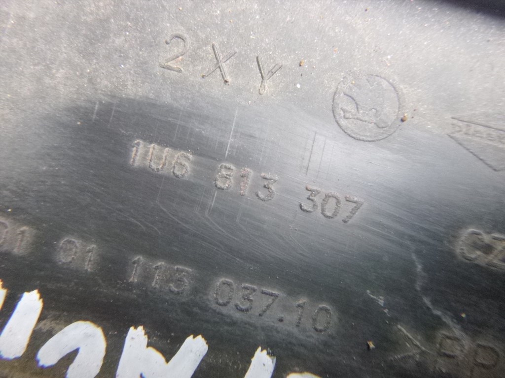 Skoda Octavia I MK1 5  AJTÓS  EZÜST   HÁTSÓ LÁMPA bajuszléc 1U6813307  (SZÍNKÓD  NINCS ) 1u6813308 3. kép