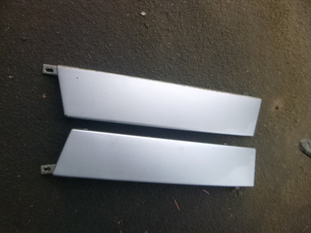 Skoda Octavia I MK1 5  AJTÓS  EZÜST   HÁTSÓ LÁMPA bajuszléc 1U6813307  (SZÍNKÓD  NINCS ) 1u6813308 1. kép