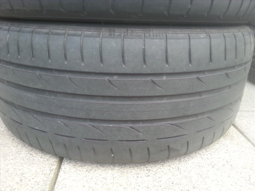  225/40R19 Bridgestone Potenza S001 használt nyári gumi  2. kép