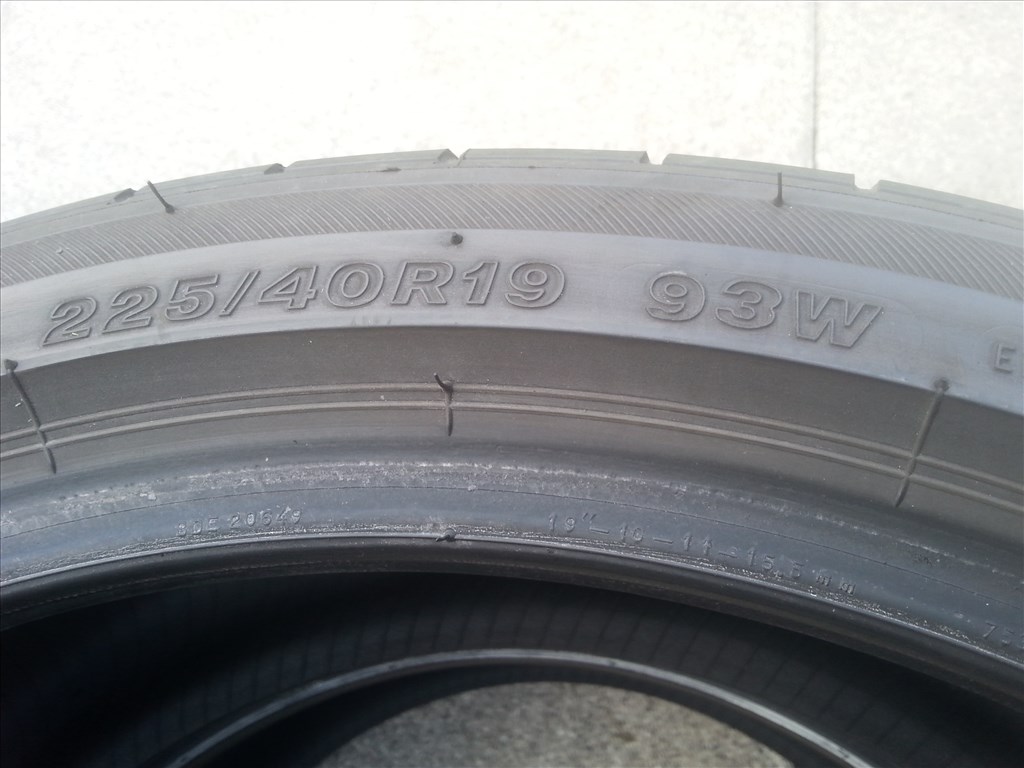  225/40R19 Bridgestone Potenza S001 használt nyári gumi  3. kép