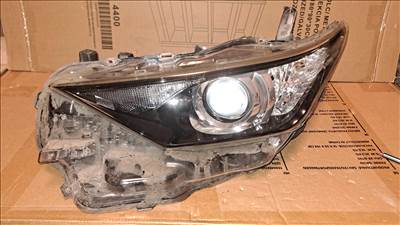 Toyota Auris (E180) fényszóró  90070908