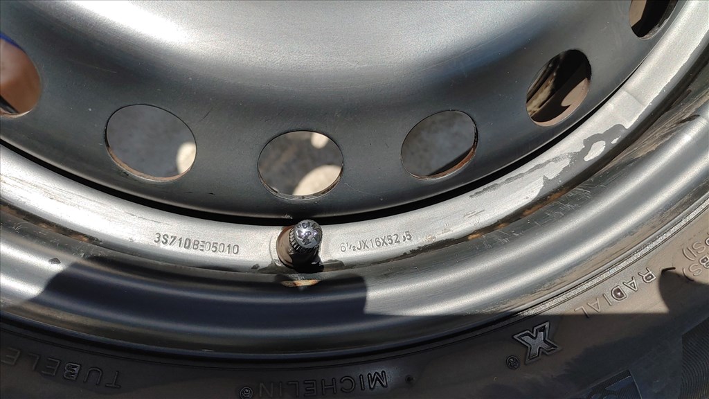  5x108 lyukosztású 16" újszerű lemezfelni, rajta 205/55 újszerű Michelin nyári gumi 15. kép