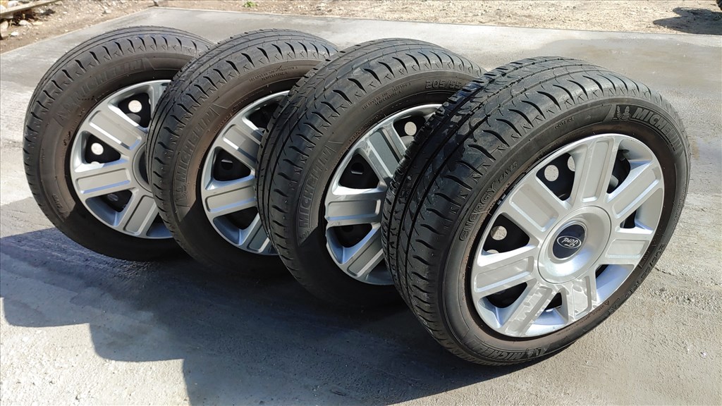  5x108 lyukosztású 16" újszerű lemezfelni, rajta 205/55 újszerű Michelin nyári gumi 1. kép