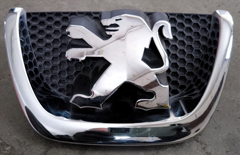 Peugeot 207 gyári embléma hűtőrácsra 303002001 18c0001030 1. kép