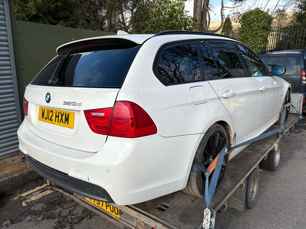 BMW 320 (E90, E91, E92, E93) bontott alkatrészei 3. kép