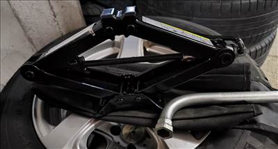 Volkswagen gyári emelő (900kg) szett jó állapotban eladó!