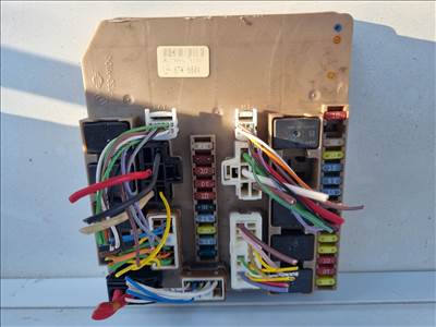 Renault Clio III motortér biztosíték panel  674660a