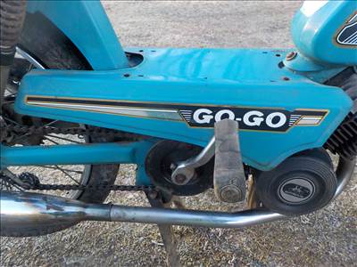BATAVUS GO-GO 1979-ES OLDTIMER KISMOTORRÓL :1 PÁR FÉM OLDALBURKOLAT 