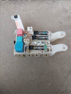 Toyota Auris (E150) 1.4 D-4D Biztosítéktábla 3305 8273002j70