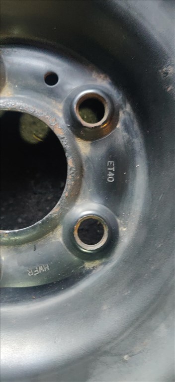  5x114.3 lyukosztású 16" használt (gyári felni) lemezfelni, rajta 215/65 használt Hankook téli gumi  1. kép