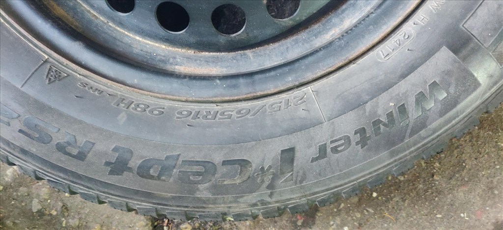  5x114.3 lyukosztású 16" használt (gyári felni) lemezfelni, rajta 215/65 használt Hankook téli gumi  2. kép