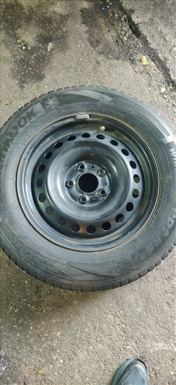  5x114.3 lyukosztású 16" használt (gyári felni) lemezfelni, rajta 215/65 használt Hankook téli gumi  3. kép