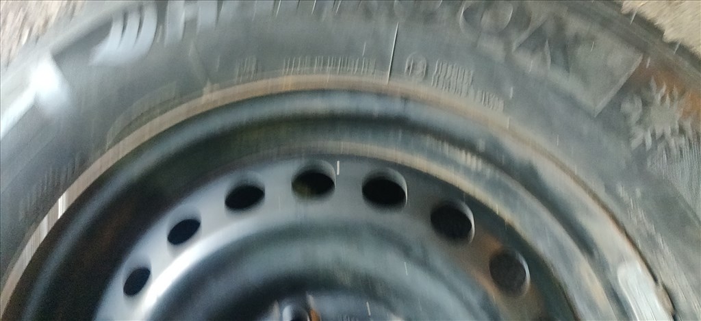  5x114.3 lyukosztású 16" használt (gyári felni) lemezfelni, rajta 215/65 használt Hankook téli gumi  4. kép
