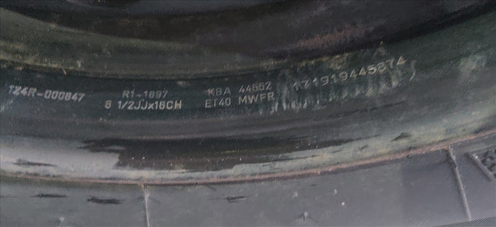  5x114.3 lyukosztású 16" használt (gyári felni) lemezfelni, rajta 215/65 használt Hankook téli gumi  6. kép