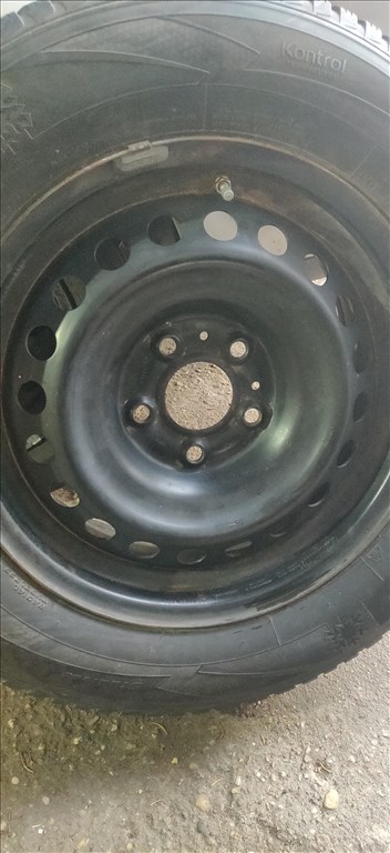  5x114.3 lyukosztású 16" használt (gyári felni) lemezfelni, rajta 215/65 használt Hankook téli gumi  7. kép